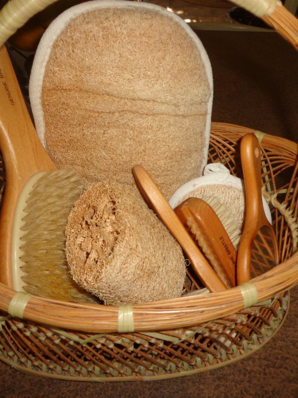 NEW Handled Spa Basket w/Contents Genuine Bristle Brushes, Mirror, Loofah, Mitt.